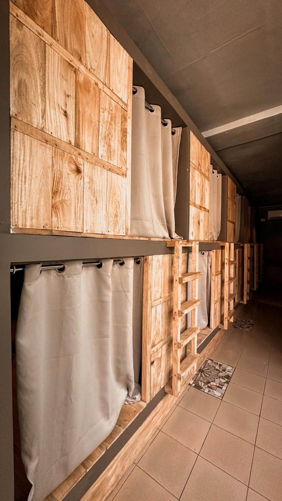 Resting Rabbit Hostel シキホール エクステリア 写真